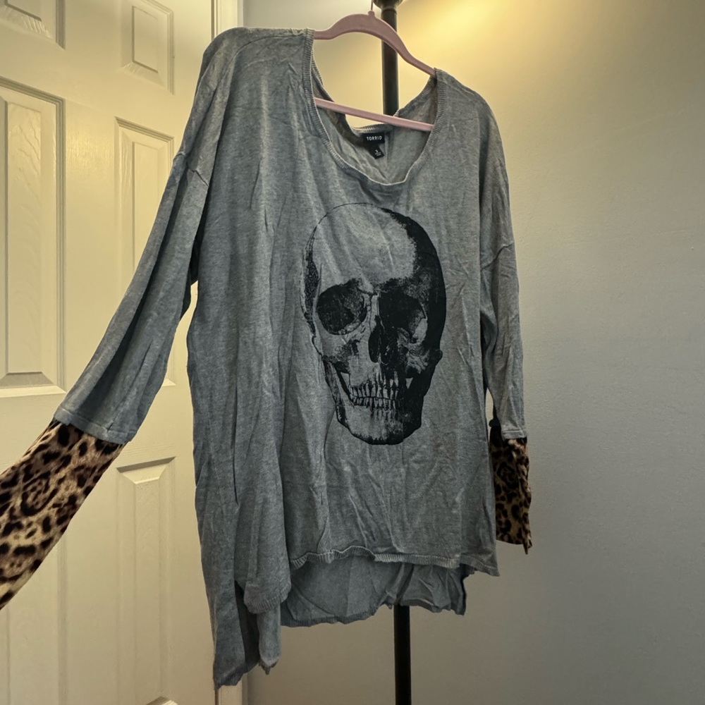 Gray skull sweater Plus size Torrid 3